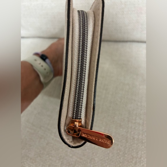 Michael Kors EUC Hamilton Traveler zip-around wallet cream/buff pebbled leather - Picture 6 of 15